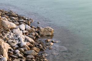de stenar lögn på de stränder av de medelhavs hav. foto