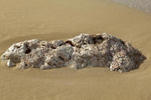 de stenar lögn på de stränder av de medelhavs hav. foto