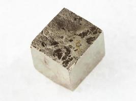 pyrit kristall på vit marmor foto