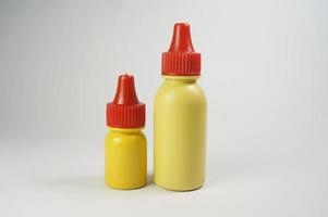 två gul plast flaska antiseptisk isolerat på vit bakgrund. antiseptisk läkemedel till döda bakterier den där orsak infektioner. foto