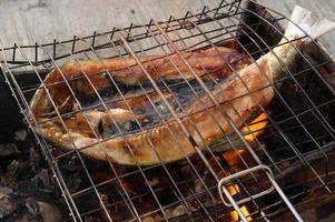 grillad fisk med soja sås och olja krydda. grillad mjölkfisk. foto