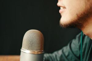 podcast studio mikrofon med kille foto