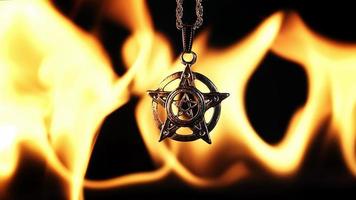 grekland och babylonia religion symbol pentagram i brand foto