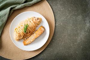 grillad lax med spaghetti krämig tomatsås foto