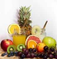 juicer smoothies och färsk ananas och orange drycker med sommar frukt foto