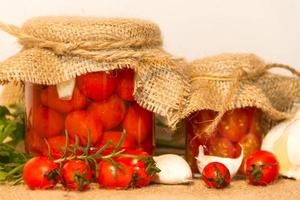 inlagd körsbär tomater i vinäger med vitlök och kryddor foto