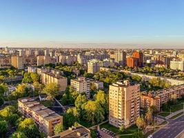 panorama av de stad från ovan. hög bostads- byggnader tillverkad av betong för människors liv. nära en grön parkera, en massa av träd. stad se foto