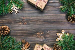 jul årgång, tonad bakgrund med gran träd och gåva låda på trä- tabell. topp se med kopia Plats för din design foto
