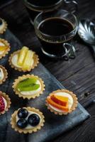 färsk frukt mini tartlets serveras med kaffe foto