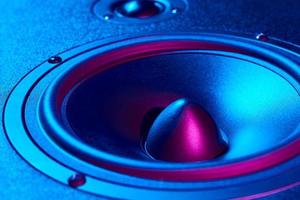 ljud audio högtalare med neon lampor foto