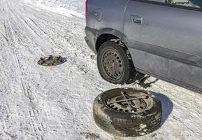 ändring en platt däck i de vinter- snö med säkerhetskopiering foto