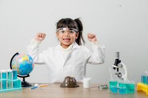 utbildning, vetenskap, kemi och barn begrepp - barn eller studenter med testa rör framställning experimentera på skola laboratorium foto