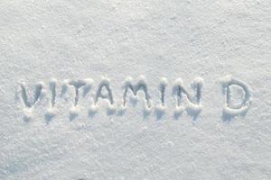inskrift vitamin d på rena snö, i de ljus strålar av de vinter- Sol. hälsa begrepp. kopia Plats. foto