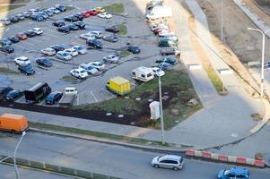 se från de topp av en stor öppen bil parkering och inomhus- flera nivåer parkering i en bostads- område av de stor stad av de metropol foto