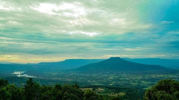 montera fuji på solnedgång, loei provins, thailand phu pa po är en populär turist destination eftersom den är liknande till montera fuji i japan. foto