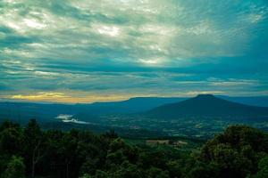 montera fuji på solnedgång, loei provins, thailand phu pa po är en populär turist destination eftersom den är liknande till montera fuji i japan. foto