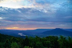 montera fuji på solnedgång, loei provins, thailand phu pa po är en populär turist destination eftersom den är liknande till montera fuji i japan. foto