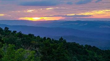 montera fuji på solnedgång, loei provins, thailand phu pa po är en populär turist destination eftersom den är liknande till montera fuji i japan. foto