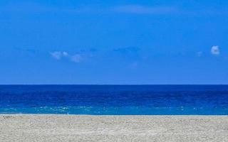 strand sand blå vatten enorm surfare vågor puerto escondido Mexiko. foto