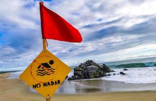 röd flagga simning förbjuden hög vågor i puerto escondido Mexiko. foto