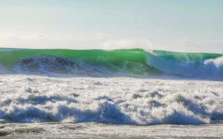 ytterst enorm stor surfare vågor på strand puerto escondido Mexiko. foto