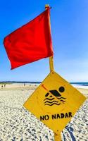 röd flagga simning förbjuden hög vågor i puerto escondido Mexiko. foto