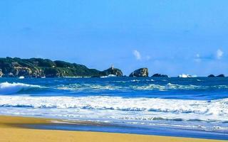 strand sand blå vatten enorm surfare vågor puerto escondido Mexiko. foto