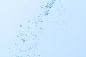 bubblor i vattnet på blå bakgrund foto