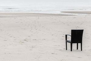 tömma stol på de strand. ingen lugna tyst ensam begrepp foto