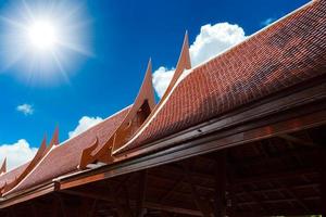 thai Hem arkitektur stil av traditionell hus tak skarp topp dricks foto