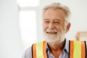 Lycklig mild leende senior arkitekt ingenjör porträtt med Plats för text foto
