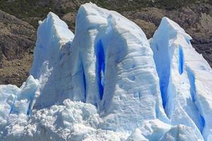 is fönster i ett isvägg av en glaciär foto