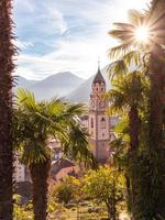 se över stadsbild med katedral helgon nikolaus av merano söder tyrolen Italien sett från känd vandring spår tappeinerweg foto