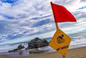 röd flagga simning förbjuden hög vågor i puerto escondido Mexiko. foto