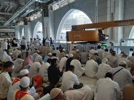 mecka, saudi Arabien, nov 2022 - pilgrimer från runt om de värld vänta för fredag böner på de först golv av masjid al-haram i makkah, saudi arabien. foto