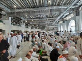 mecka, saudi Arabien, nov 2022 - pilgrimer från runt om de värld vänta för fredag böner på de först golv av masjid al-haram i makkah, saudi arabien. foto