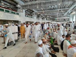 mecka, saudi Arabien, nov 2022 - pilgrimer från runt om de värld vänta för fredag böner på de först golv av masjid al-haram i makkah, saudi arabien. foto