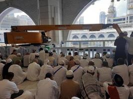 mecka, saudi Arabien, nov 2022 - pilgrimer från runt om de värld vänta för fredag böner på de först golv av masjid al-haram i makkah, saudi arabien. foto