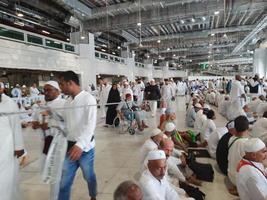 mecka, saudi Arabien, nov 2022 - pilgrimer från runt om de värld vänta för fredag böner på de först golv av masjid al-haram i makkah, saudi arabien. foto