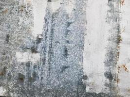 metall textur. mot en bakgrund av beige fläckar, rost, korrosion av en metall ark. spår av måla fick på de metall när målning de vägg av de hus. byggnader Fasad foto