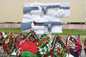 vit sten händer håll försäljning maskiner med blommor, en monument av de gånger av de andra värld krig, en bra nationell krig och kransar. Moskva, Ryssland, Maj 9, 2018 foto