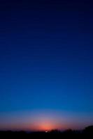 solnedgång himmel i kväll höst skog, skön naturlig soluppgång med dramatisk himmel, vertikal bild av horisont falla säsong i engelsk landsbygden landskap naturskön färgrik himmel, solgry över tall träd foto