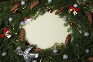 högtider hälsning kort eller baner sammansättning med tall träd grenar. glad jul bakgrund och Lycklig ny år 2023. foto