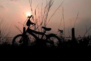 silhuett av barncykel foto