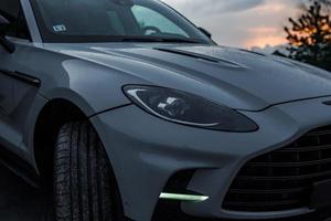 aston martins först sUV de dbx. stänga upp se av de aston Martin 2022 dbx. foto