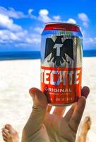 playa del carmen quintana roo mexico 2022 dricka kan av kall öl på strand i paradis Mexiko. foto