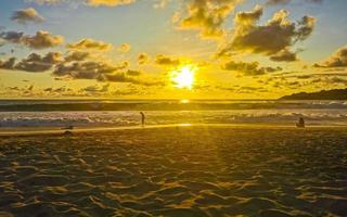 puerto escondido mexico oaxaca mexikansk 2022 färgrik gyllene solnedgång människor Vinka och strand puerto escondido Mexiko. foto