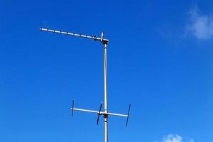hög antenn för emitterande och tar emot radio vågor. foto