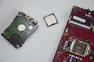 topp se av dator Utrustning cpu hårddisk moderkort rörig plats på en vit bakgrund foto