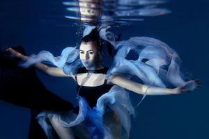 skön konstnärlig ung kvinna dans under vattnet. sjöjungfru, dansa, fe- begrepp foto